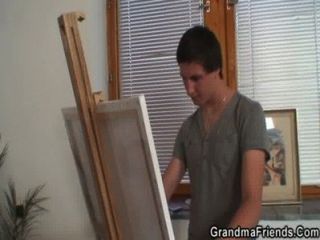 奶奶欣賞兩個年輕的畫家