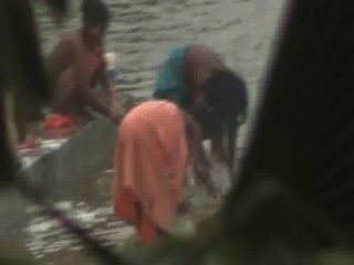 印度婦女打開浴在池塘由隱藏的凸輪偷窺者