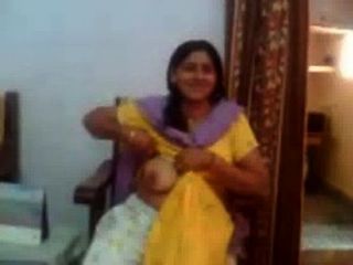 印度性視頻的印度阿姨，顯示她的大胸部rawasex.com