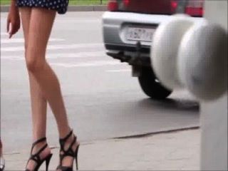 性感的女孩走在街頭的腿，屁股和高跟鞋