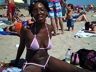 revay在非裸体公共沙滩上炫耀了她所有的好东西！