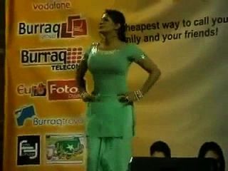 paki booby stage acctress saima khan在舞台上摇动大胸部