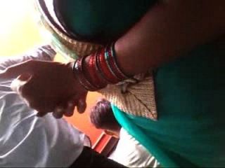 苗条bhabhi秘密地显示她的肚脐n胸部曲线