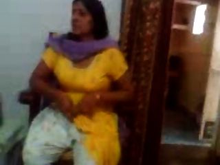 印度性視頻的印度阿姨，顯示她的大胸部