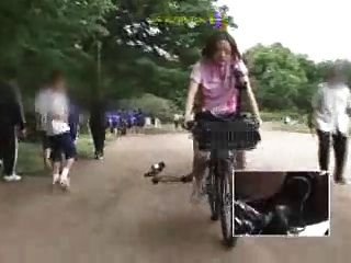 日本女學生在一輛修改過的自行車上手淫