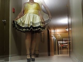 sissy射線在旅館走廊在娘娘腔的禮服和性感的腳跟
