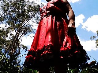 sissy射線在紅色緞禮服打旋upskirt