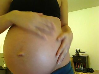 懷孕的托里泰勒藍色短褲
