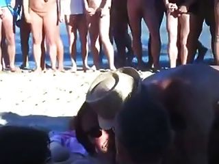 四個朋友在人群前面的裸體海灘上有性