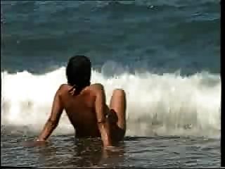 大山雀女孩裸體在孤獨的海灘