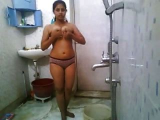 印度女孩沐浴裸體