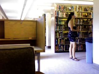多毛的書呆子變得赤裸在圖書館