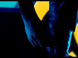 米拉喬沃維奇裸體在紫外線