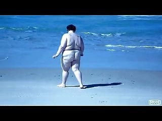 走在海灘的肥胖蕩婦