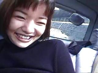 两个日本女孩在一辆车