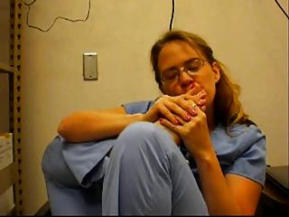 护士在工作中吮吸脚趾