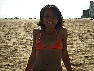 18岁的宝石显示她的阴部和屁股在非裸体公共海滩！