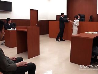 亚裔律师不得不在法庭上工作