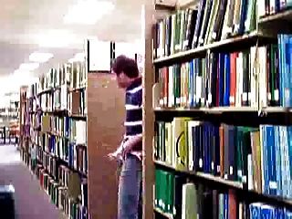 大家在大学图书馆里抚摸着