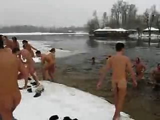 瘦冬季男子冬季湖泊