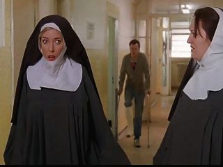 修女被警察绑起来剥去！