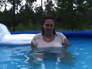 bbw湿T恤泳池