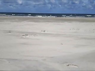参观者在沙滩上打嗝