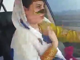 伊朗性感的hijab milf在汽车阿瓦斯市跳舞