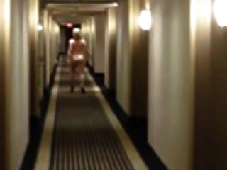 金发女郎敢在酒店赤身裸体