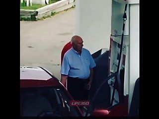 老人阴茎在加油泵