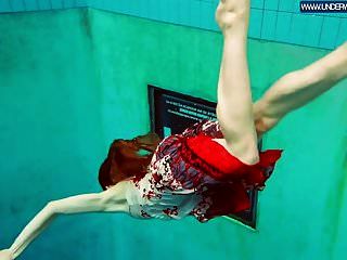 热的波兰红发女郎在游泳池里游泳