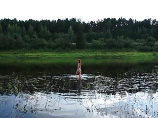 裸体游泳在伏尔加河