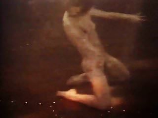 她是迪斯科复古70年代的裸体舞者