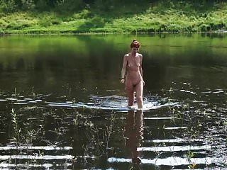 在伏尔加河中裸照游泳