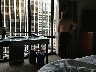 成熟的辣妹裸体在酒店的窗户