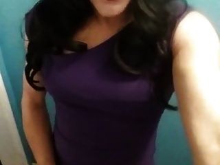 性感的斯蒂芬妮cd在紫色的裙子