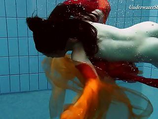 两个红发女郎游泳超级热！