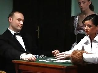 在扑克中失去了他的妻子