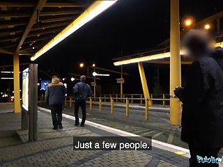公共代理人晚上在车站进行户外性爱