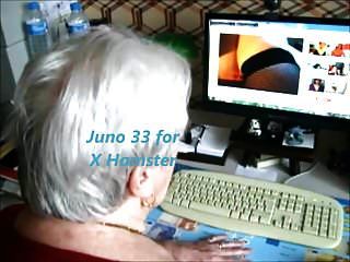 奶奶在她的办公桌上看着x