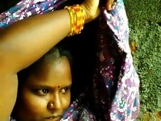 南印度泰米尔女孩显示bf的boob自拍照
